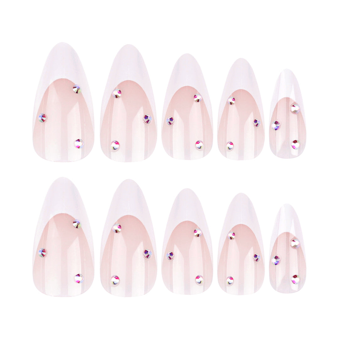 Kunstnagelset mit eleganten French-Spitzen und funkelnden Akzenten Karnz