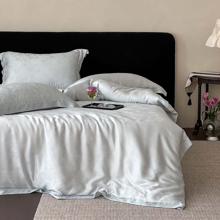Edles Satin-Bettwäsche-Set mit eingewebtem Blumenrelief und Umschlagkante