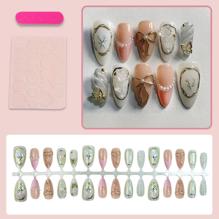 Kunstnagelset mit romantischen Blüten- und Goldverzierungen Karnz
