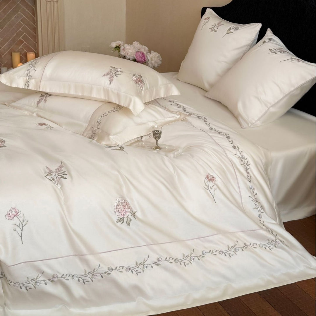 Satin-Feel besticktes Bettbezugset mit dekorativen Kissenbezügen und Eckbindern