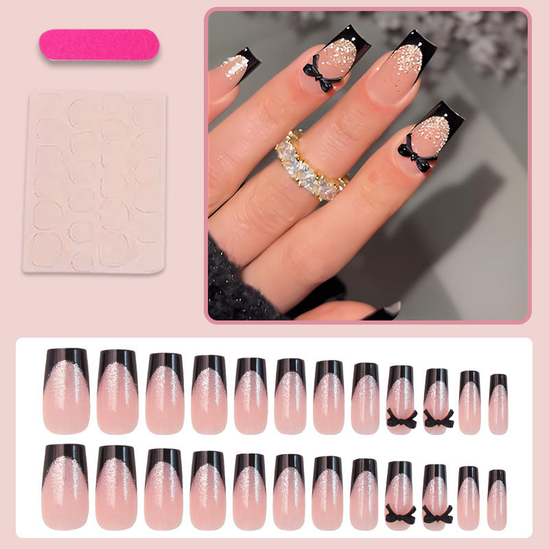 Kunstnagelset mit eleganten Glitzerakzenten und Schleifendetails Karnz