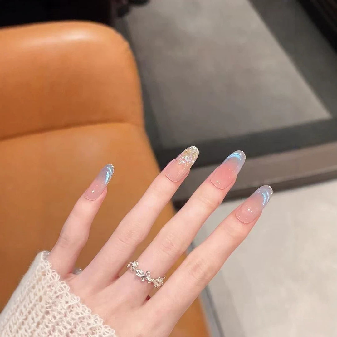 Elegante Ombre-Nagelverlängerungen mit Kristallakzenten