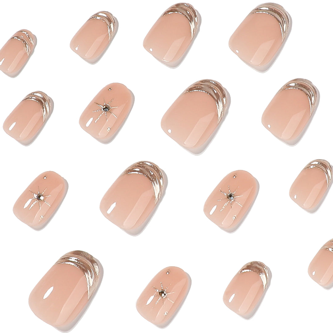 Glamouröse Nagelverlängerungen mit eleganten Metallic-Akzenten Karnz