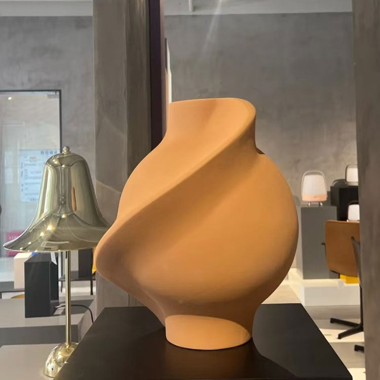 Künstlerische kurvenförmige dekorative Vase