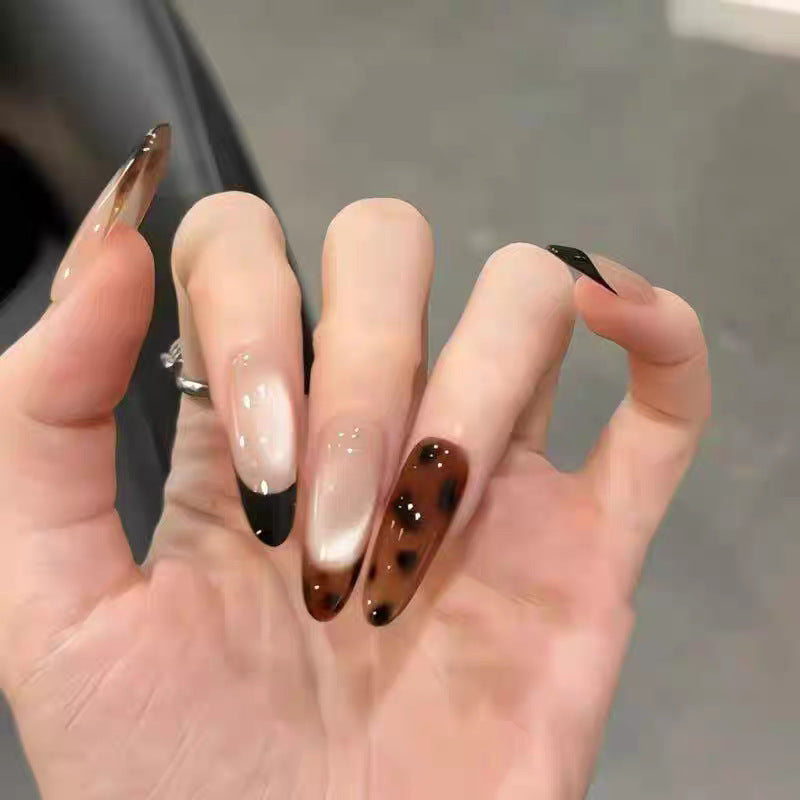 Kunstnägel mit Elegantem Ombre-Effekt und Glitzerakzenten Karnz