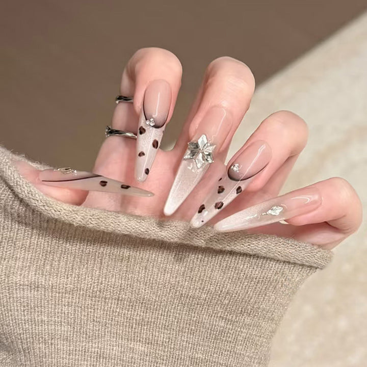 Künstlerische Stiletto Press-On Nägel mit Schmuckstein und dekorativen Akzenten Karnz