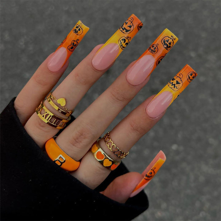 Kunstnagelset mit Halloween-Motiv und Glitzer Karnz