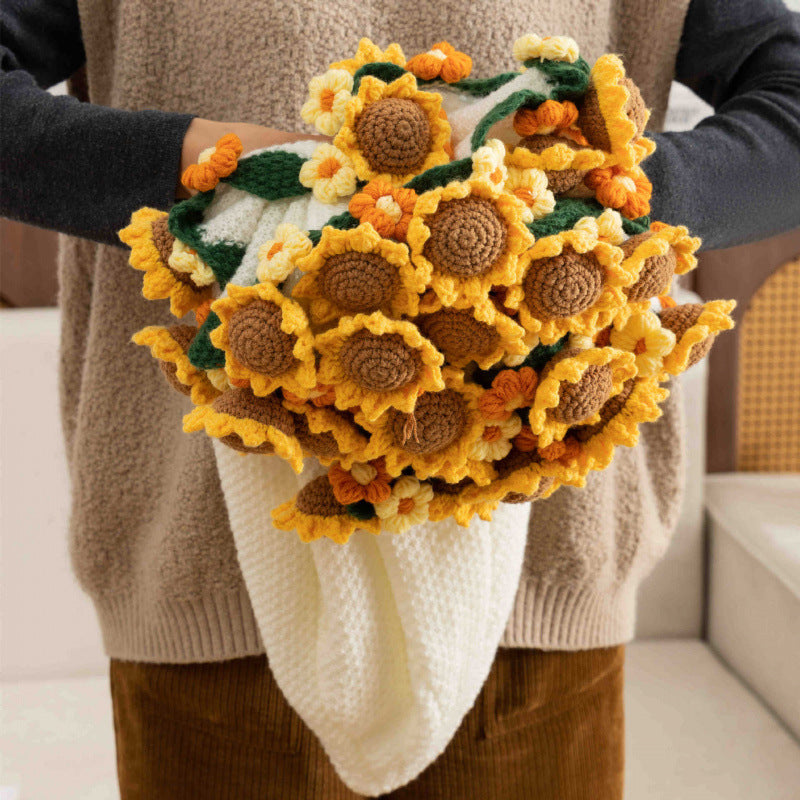 Handgefertigter gehäkelter Sonnenblumenstrauß