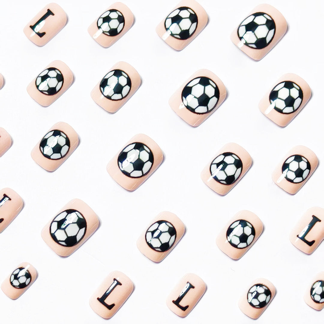 Kreative Nagelkunst mit Fußball-Motiv Karnz