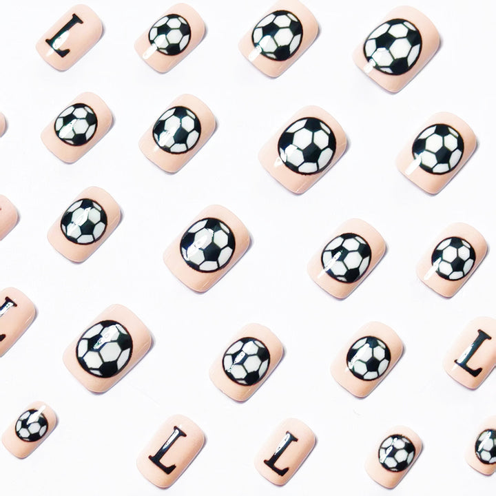 Kreative Nagelkunst mit Fußball-Motiv Karnz