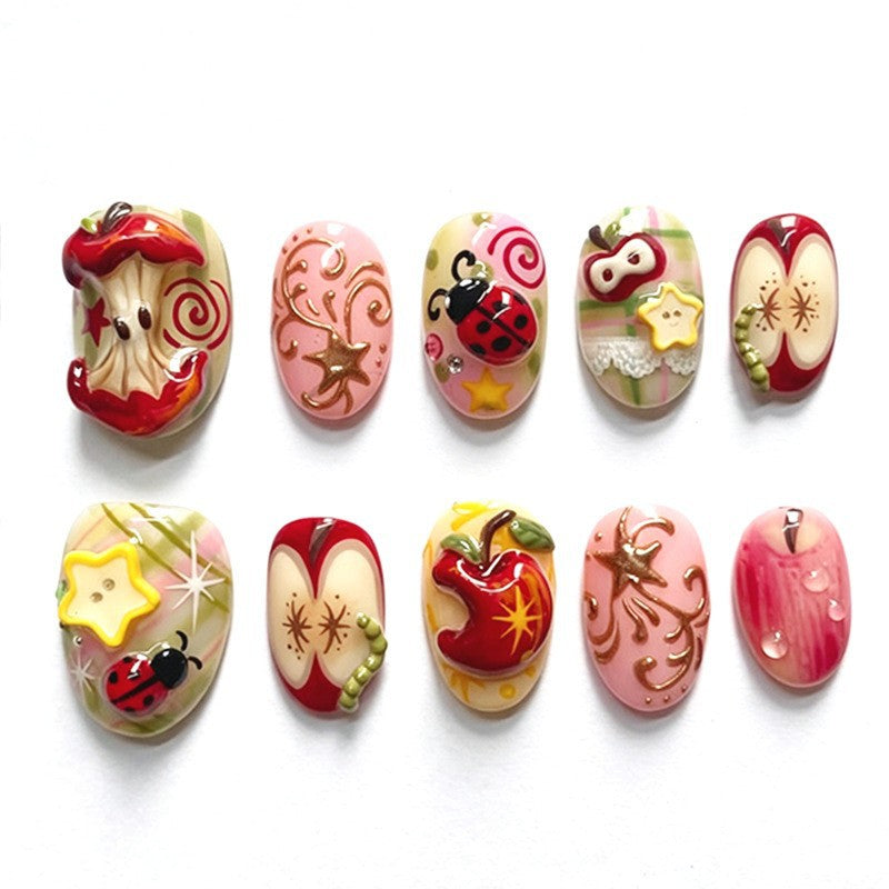 Dekoratives Kunstnagelset mit fröhlichen Motiven und Glitzerakzenten Karnz