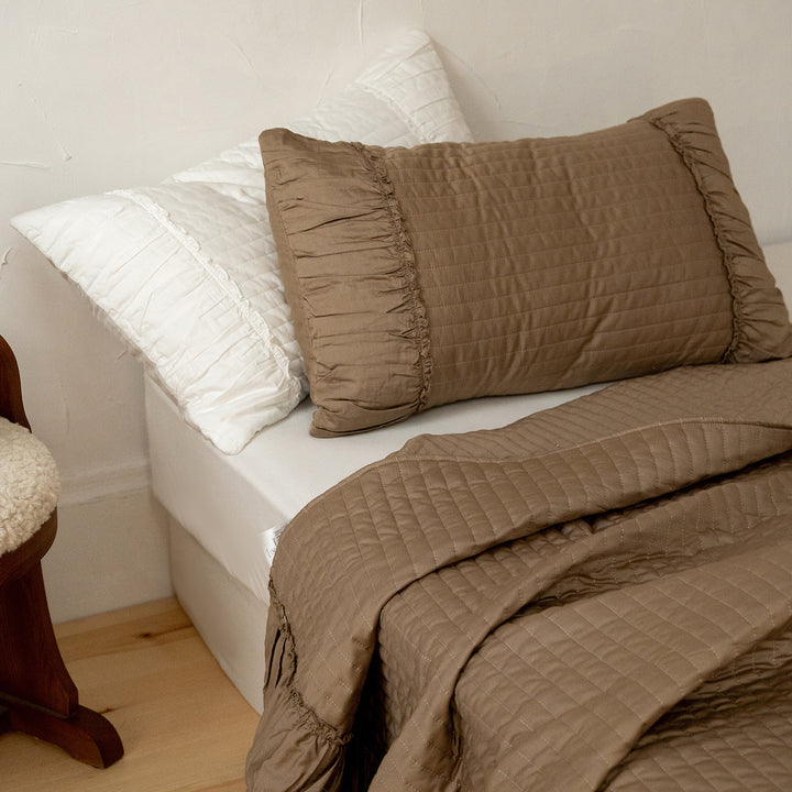 Gesteppte Baumwoll‑Tagesdecke im japanischen Wabi‑Sabi‑Stil mit Längssteppung und Volant