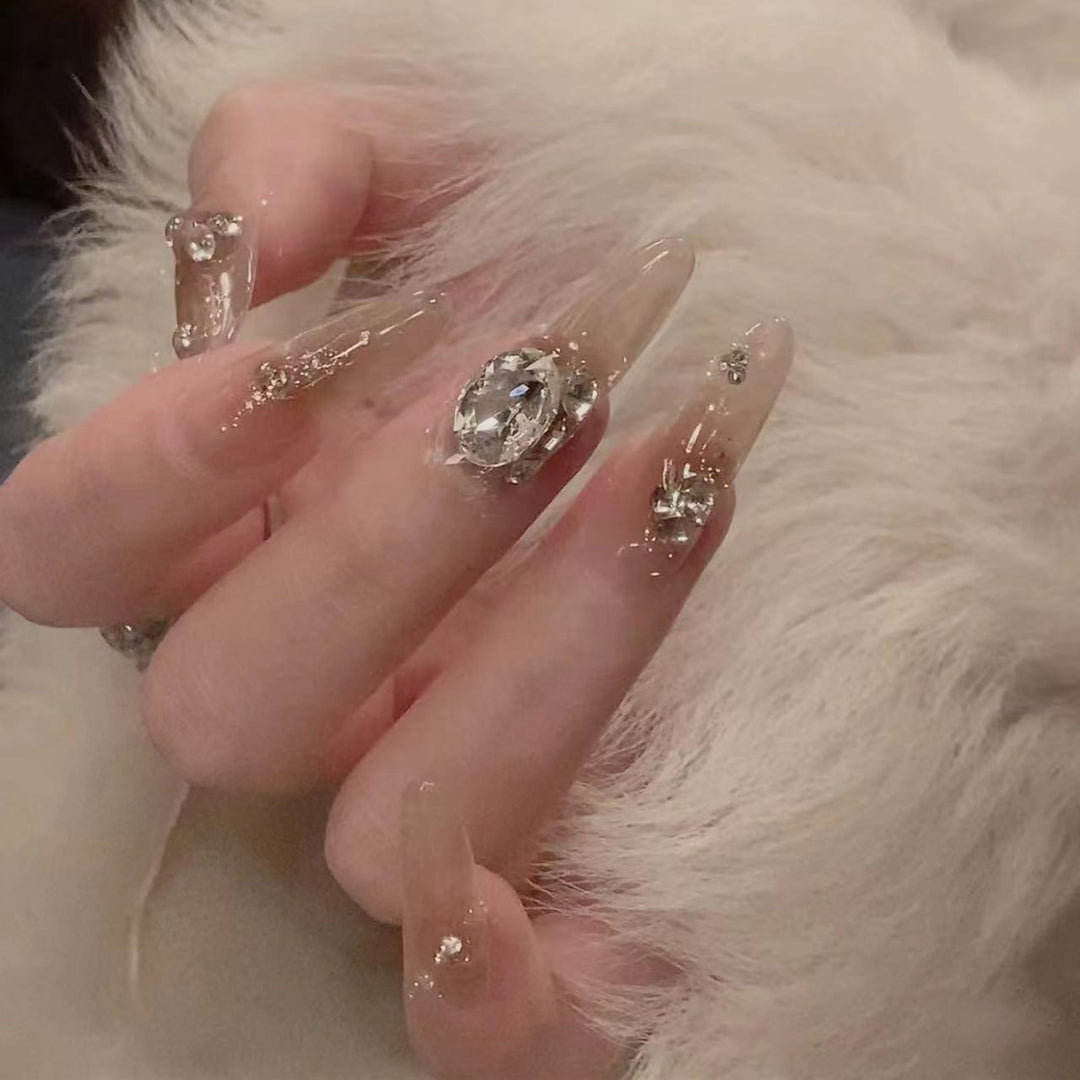 Künstlerisches Edelstein Nageldesign Karnz