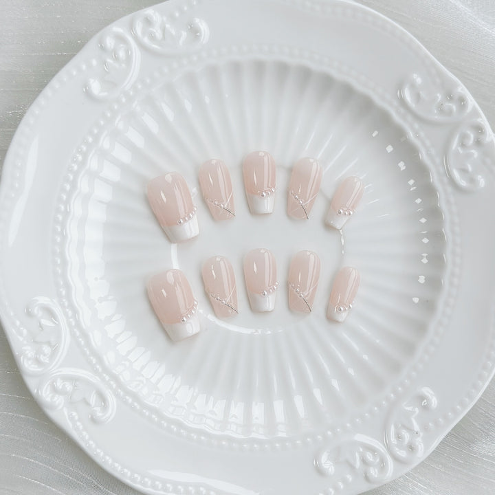 Elegantes Press-On-Nagelset mit Perlenakzenten