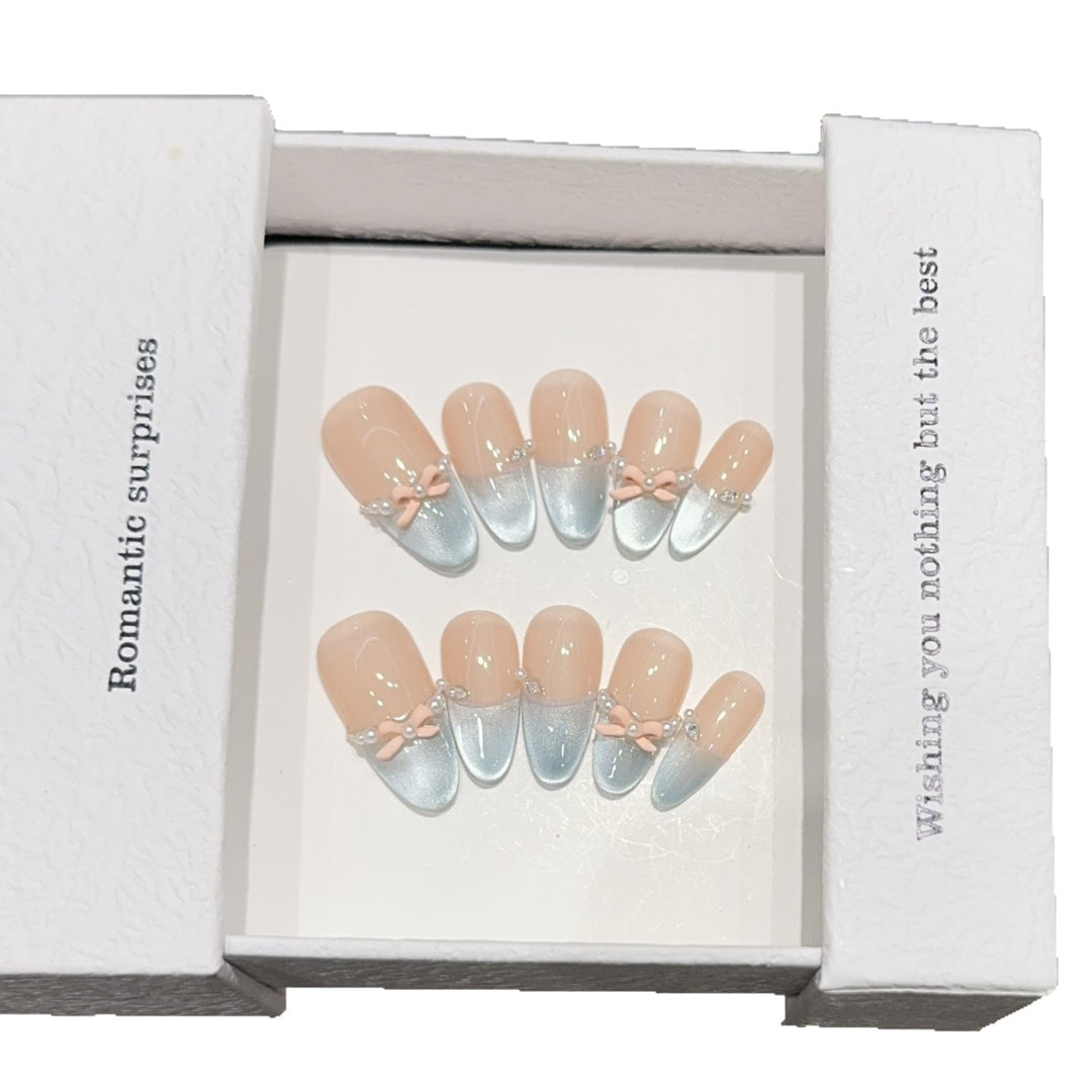 Kunstnagelset mit Romantischen Schleifen- und Glitzerakzenten Karnz