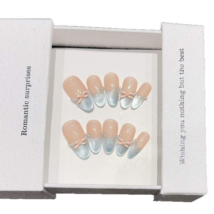 Kunstnagelset mit Romantischen Schleifen- und Glitzerakzenten Karnz