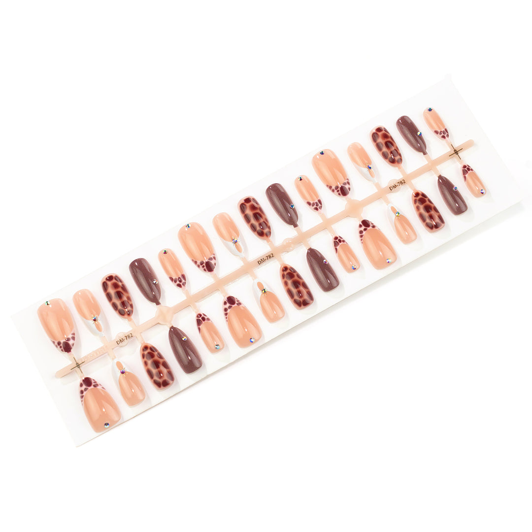 Künstlerisches Nagelkunstset mit Giraffendruck und glänzendem Finish