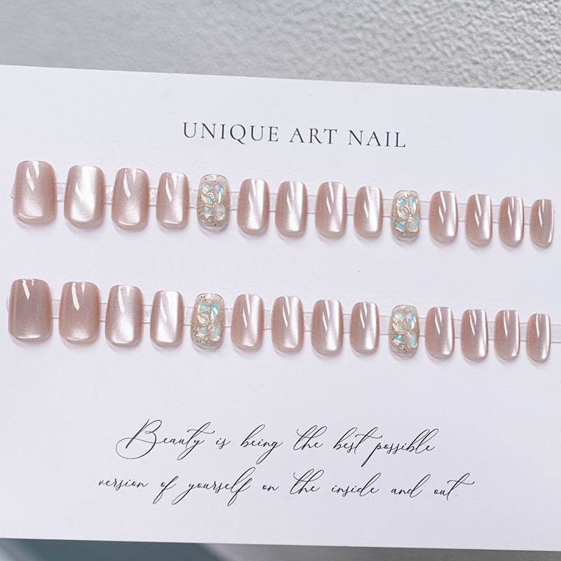 Dekorativer Press-On-Nagelset mit Blumen- und Glitzerakzenten