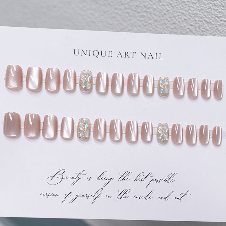 Dekorativer Press-On-Nagelset mit Blumen- und Glitzerakzenten