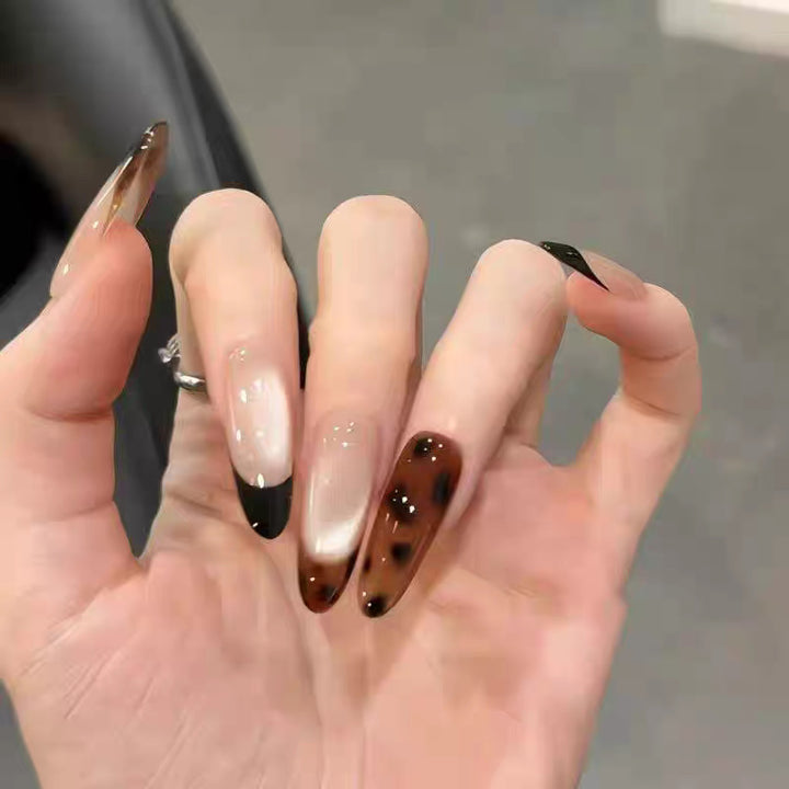 Kunstnägel mit Elegantem Ombre-Effekt und Zarten Strassverzierungen Karnz