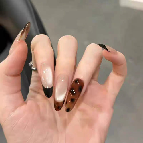 Kunstnägel mit Elegantem Ombre-Effekt und Zarten Strassverzierungen Karnz