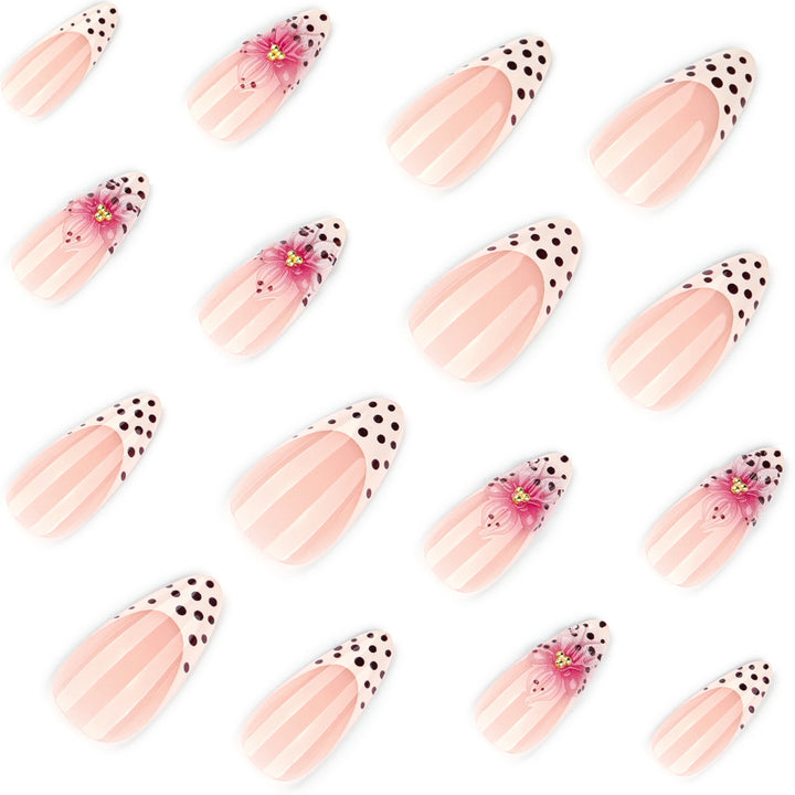 Künstliche Nagelkunst mit floralen Akzenten Karnz
