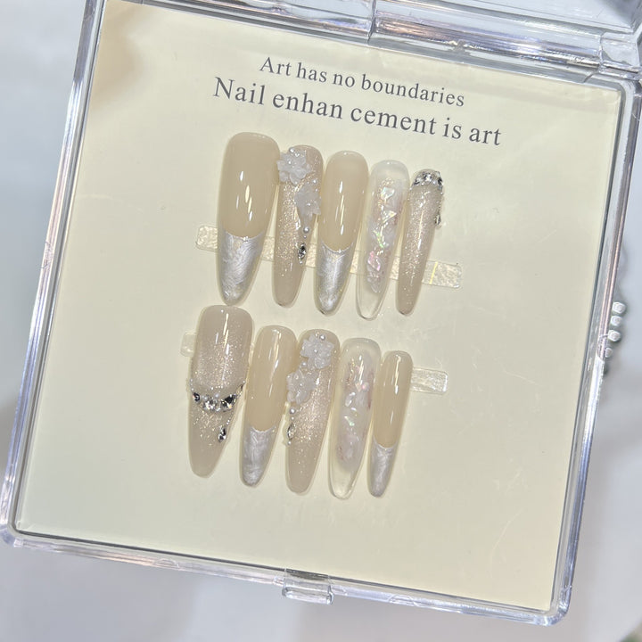 Künstlerisches Press-On-Nagelset mit eleganten dekorativen Akzenten