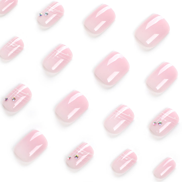 Kunstvolle Nagelverlängerungen mit elegantem Design und Strassverzierungen Karnz