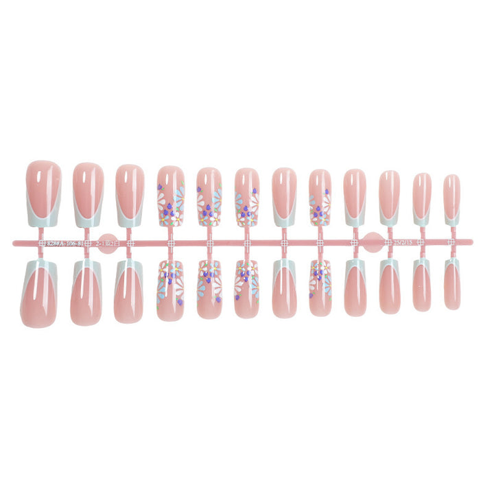 Kreatives Kunstnagelset mit floralen und glänzenden Akzenten Karnz