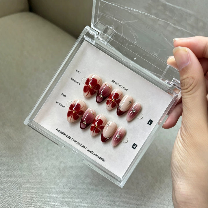 Künstlerisches Press-On-Nagelset mit floralen Akzenten  1791773083