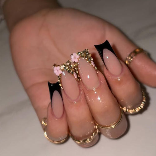 Kunstnagelset mit glamourösen Akzenten und modischem Design Karnz