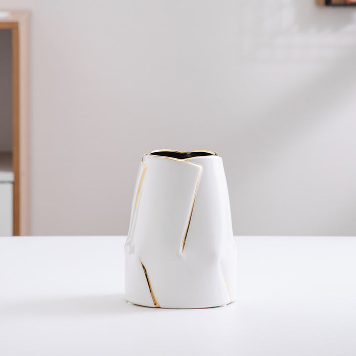 Dekorative Keramikvase mit goldener Akzentuierung Karnz