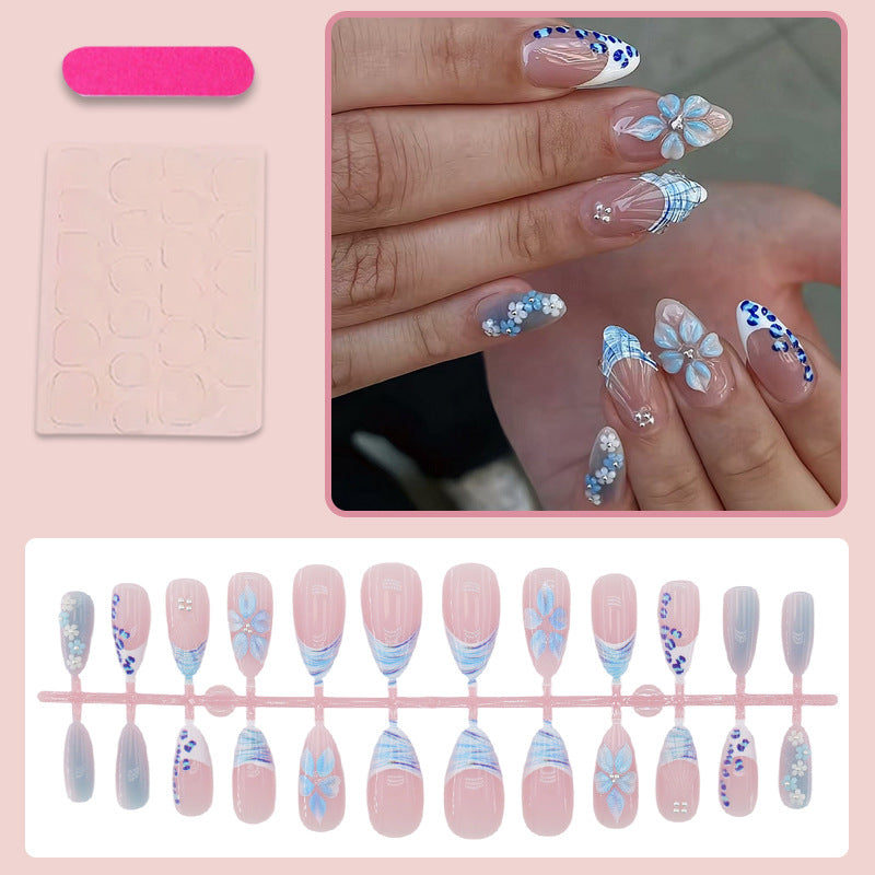 Kunstnagelset mit exquisiten blauen Blüten- und Glitzerverzierungen Karnz