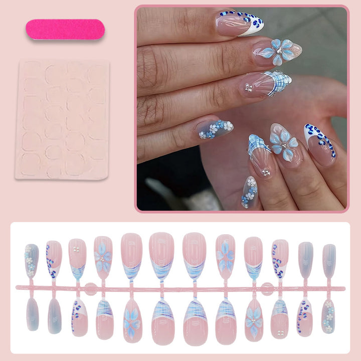 Kunstnagelset mit exquisiten blauen Blüten- und Glitzerverzierungen Karnz