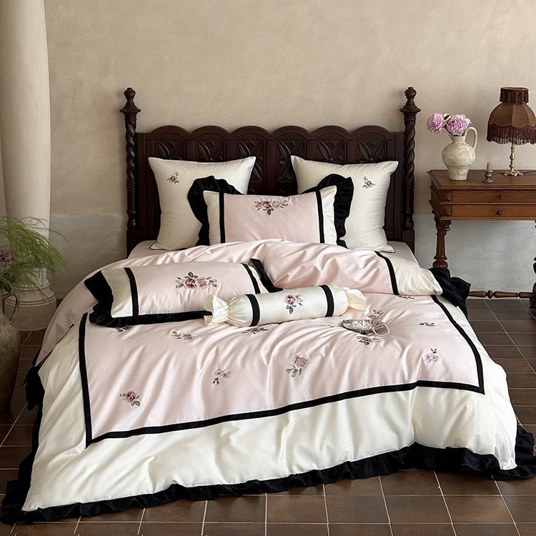 Luxuriöses besticktes Bettwäsche-Set aus Baumwollsatin mit Rüschen und Zierkissen