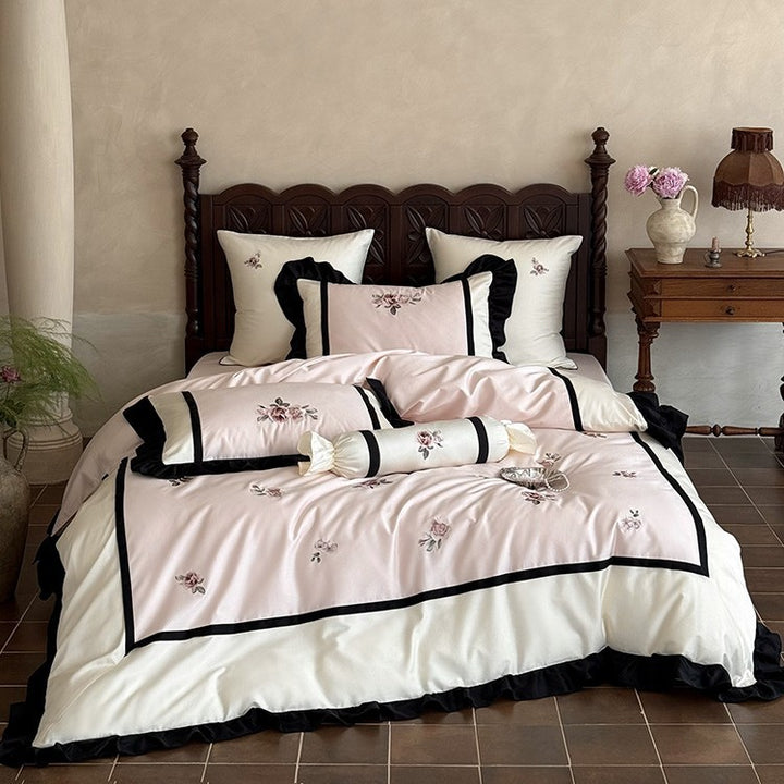 Luxuriöses besticktes Bettwäsche-Set aus Baumwollsatin mit Rüschen und Zierkissen
