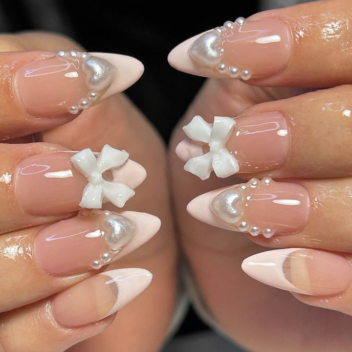 Kunstnagelset mit eleganten Perl- und Schleifenverzierungen Karnz