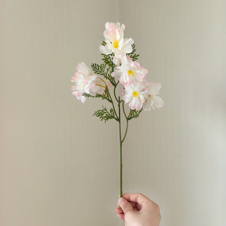 Realistische blühende Blumenstängel