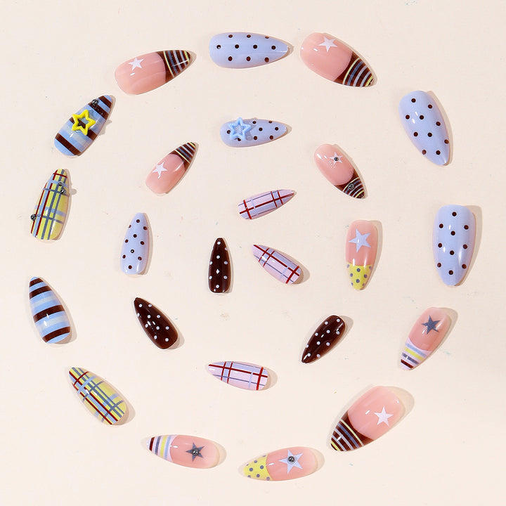 Dekorative Stiletto Nagelkunst mit Sternakzenten Karnz