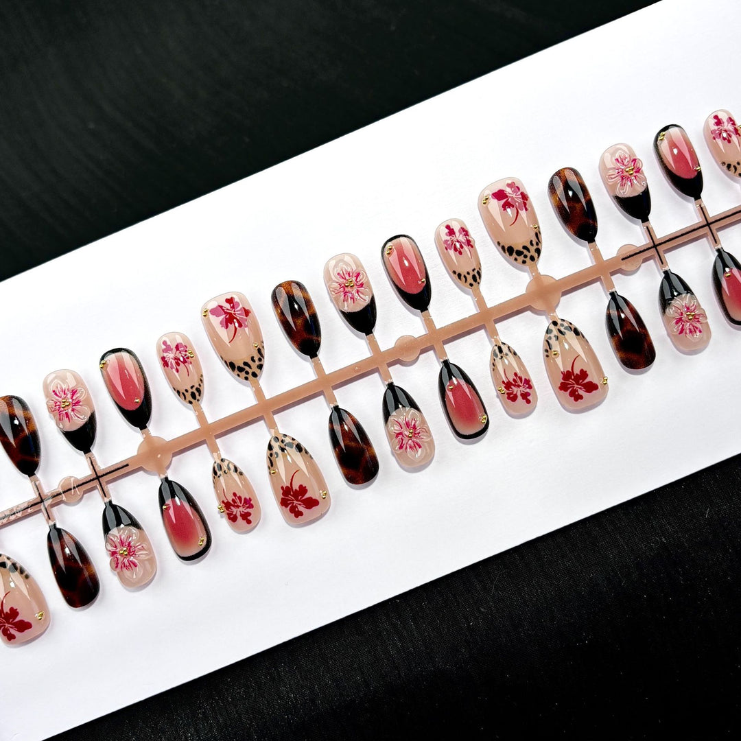 Künstlerisches Floral Press-On Nagelset 1790745789