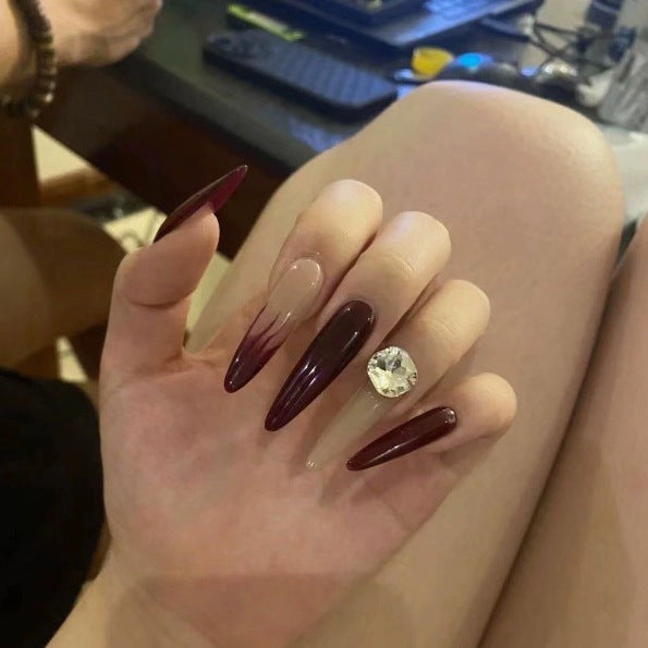 Elegante Stiletto Nagelverbesserungen mit Edelsteinakzenten Karnz