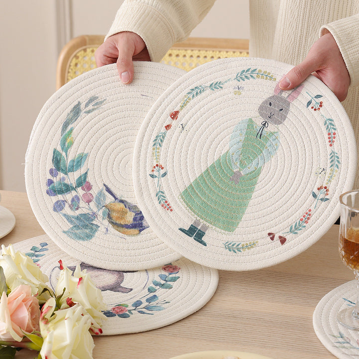 Rundes Tischset aus gewebter Baumwolle mit niedlicher Nashorn-Illustration und floralem Kranz Karnz