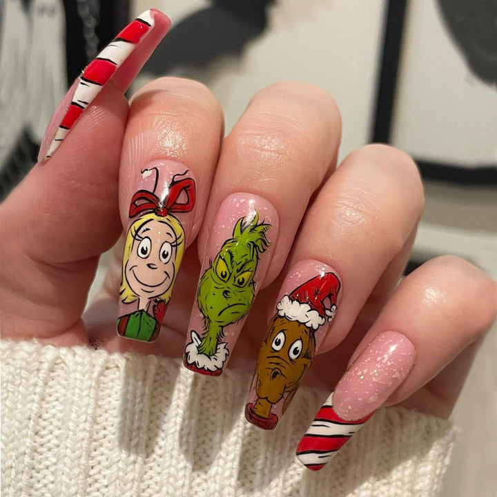Kunstnagelset mit festlichen Motiven und charmantem Grinch Design Karnz