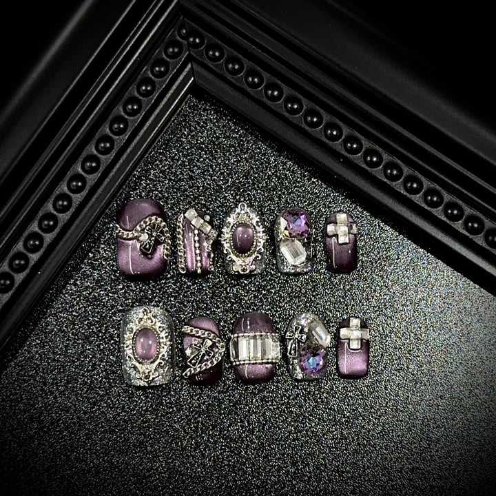 Elegantes, mit Edelsteinen verziertes Press-On-Nagelset