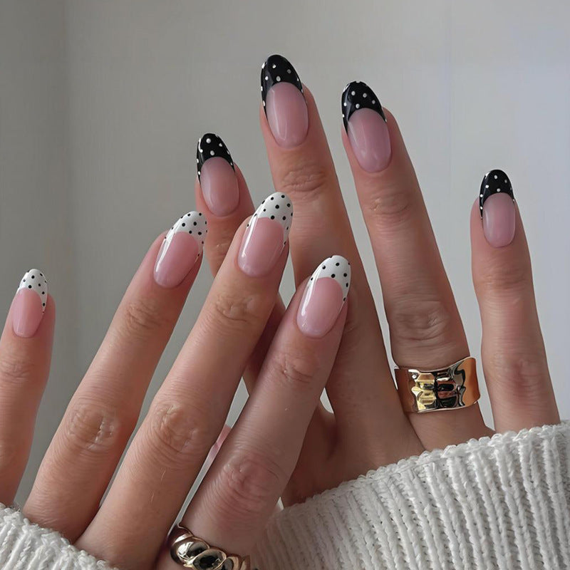 Kunstnagelset mit kreisförmigen Punkten und modernen Spitzen Karnz