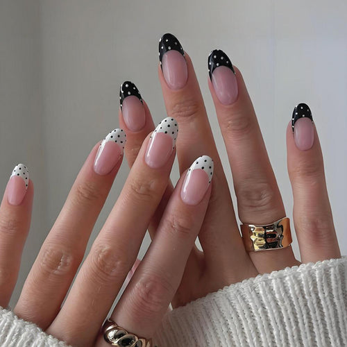 Kunstnagelset mit kreisförmigen Punkten und modernen Spitzen Karnz