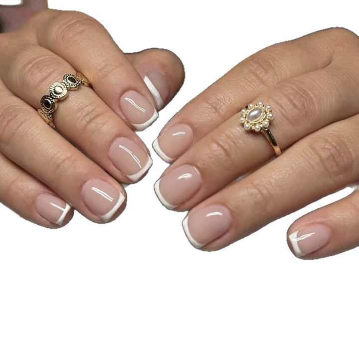 Künstliche Nail Art mit Elegantem French-Tip Karnz