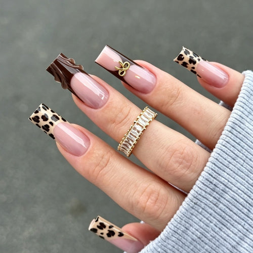 Kunstnagelset mit stilvollem Leopardenmuster und eleganten Akzenten Karnz