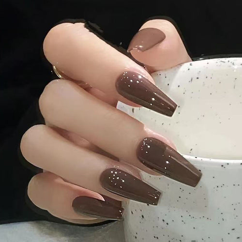 Kunstnägel In Elegantem Hochglanz mit Stiletto Form Karnz