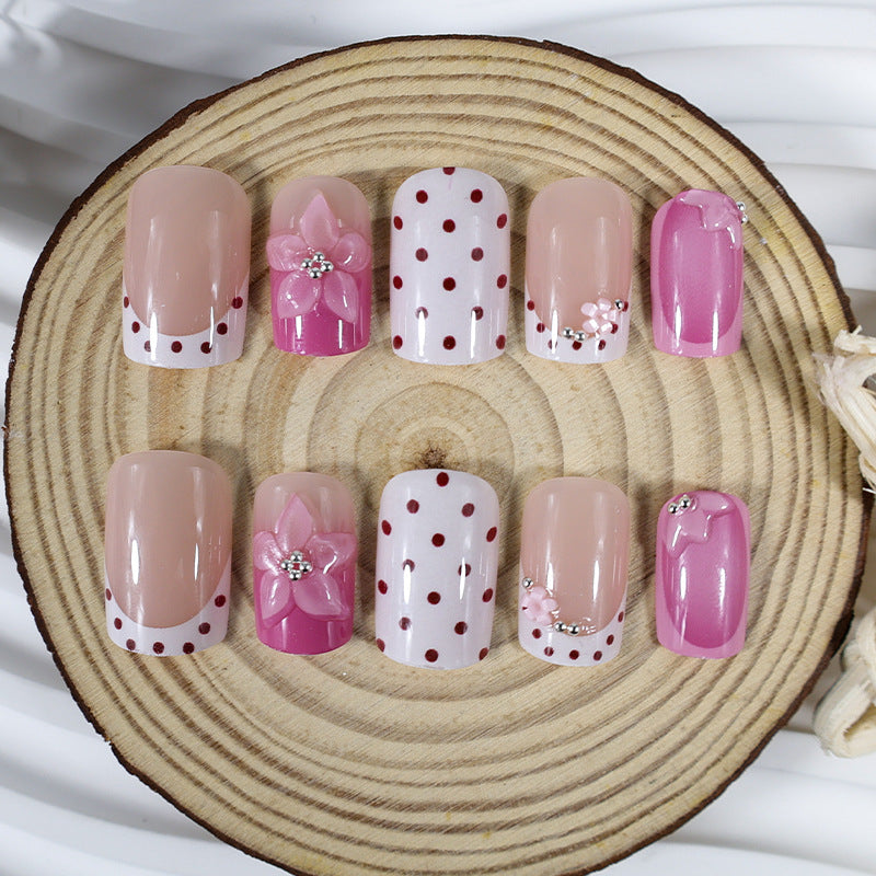 Kunstnagelset mit verspielten Blüten- und Punktmotiv Karnz